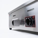 thumbnail of Fry Top, professioneller Gasgrill auf der Arbeitsplatte, aus Edelstahl – 2/3 glatte, 1/3 gerippte Platte – 73 x 55 x 40 h cm