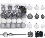 Ein Weihnachtsbaumschmuck-Set mit Kugeln und Spitze.