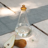 thumbnail of Fles uit de Zafferano Pirolo-collectie, handgeblazen borosilicaatglas in amberkleur, met een unieke en verfijnde, gebeeldhouwde dop.