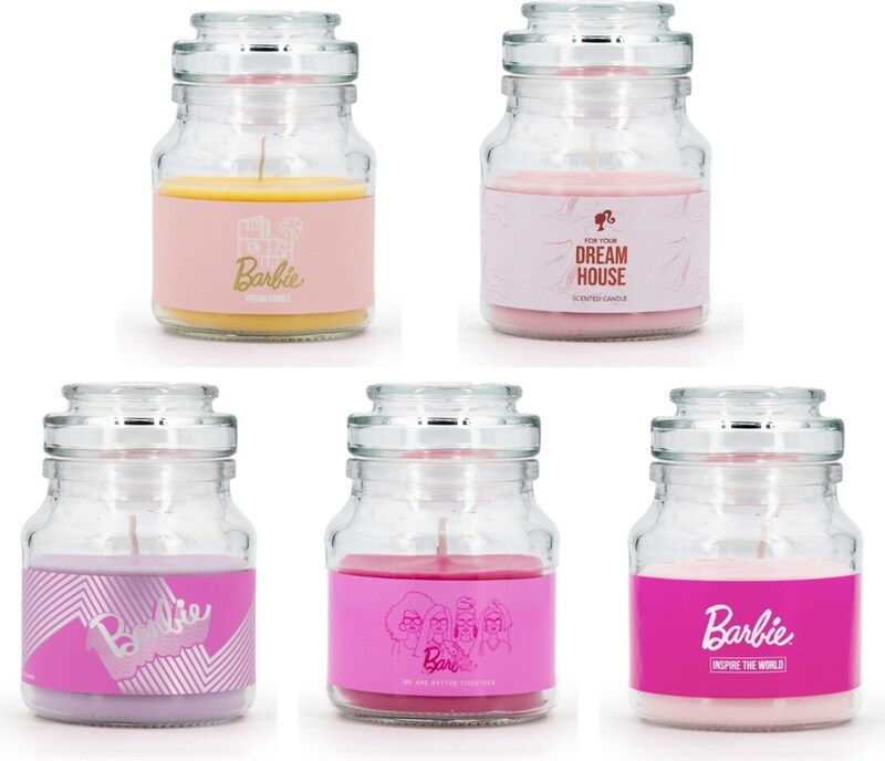 Fünf Barbie-Duftkerzen in Gläsern.