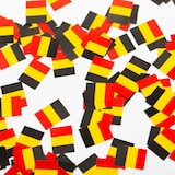 Kleine belgische Flaggen als Konfetti.