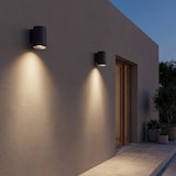 Las luces de pared exteriores iluminan un camino.