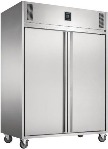 Ein großer, doppelttüriger Gefrierschrank auf Rädern.