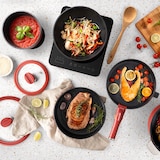 thumbnail of Masterpro Share & Play - 10-teiliges stapelbares Kochgeschirrset aus Aluminiumguss mit abnehmbarem Griff und roter Keramikbeschichtung