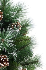 Albero di Natale verde con pigne e neve.