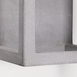 Un cubo de hormigón gris con un hueco.
