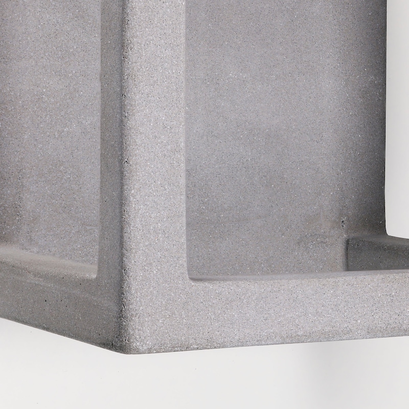 Un cubo de hormigón gris con un hueco.