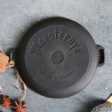 thumbnail of Gusseiserne Servierpfanne auf Holzbrett – ø 18 x 2,5 cm – Grillpfanne – Gusseisen – Grillen – Geschenk – PFAS-frei – Schwarz