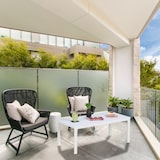 thumbnail of Relaxdays Gartentisch, wetterfest, auch für Terrasse und Balkon, Loungetisch, HBT: 39 x 98 x 48 cm, Outdoortisch, weiß