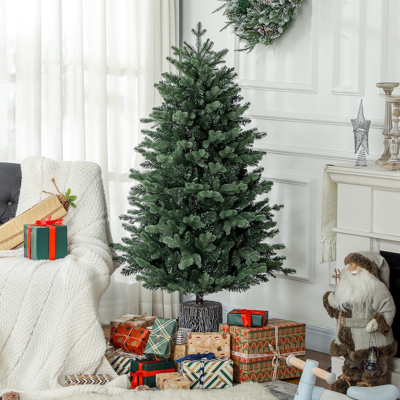 Un albero di Natale artificiale con regali.