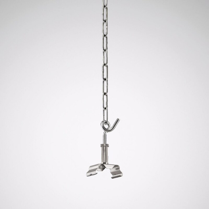Ein Haken mit einer Kette und einem Greifer.