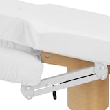 Ein weißer Bezug auf einem Massagetisch.