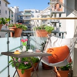 thumbnail of Relaxdays Gartentisch Holz-Optik, quadratisch, HBT: 74x78x78 cm, Balkontisch, Kunststoff, Metall, Outdoortisch, weiß