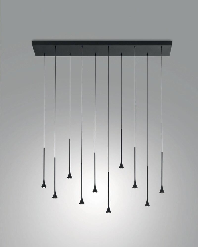 Eine schwarze Pendelleuchte mit elf Lichtern.