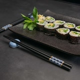 thumbnail of Intirilife Essstäbchen Set in Schwarz mit blauem Fächermuster - 2 Paar Stäbchen 22.7 cm Länge mit 2 Stäbchenhalter 3.5x2.8x1.4 cm - Sushi Essstäbchen