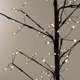 Ein Baum mit Lichtern.
