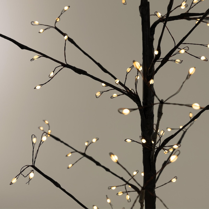 Ein Baum mit Lichtern.