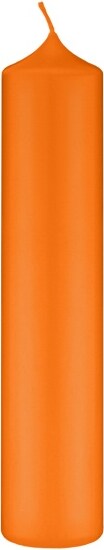 Eine einzelne orangefarbene Kerze.