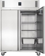 Ein Edelstahl-Gefrierschrank mit offener Tür.