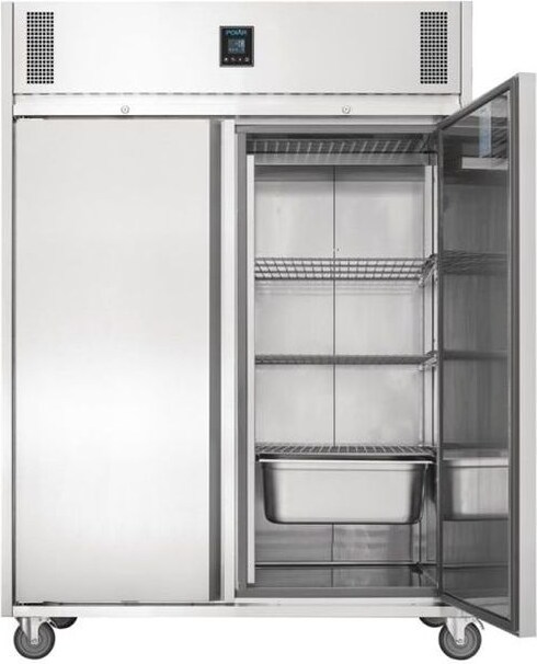 Ein Edelstahl-Gefrierschrank mit offener Tür.