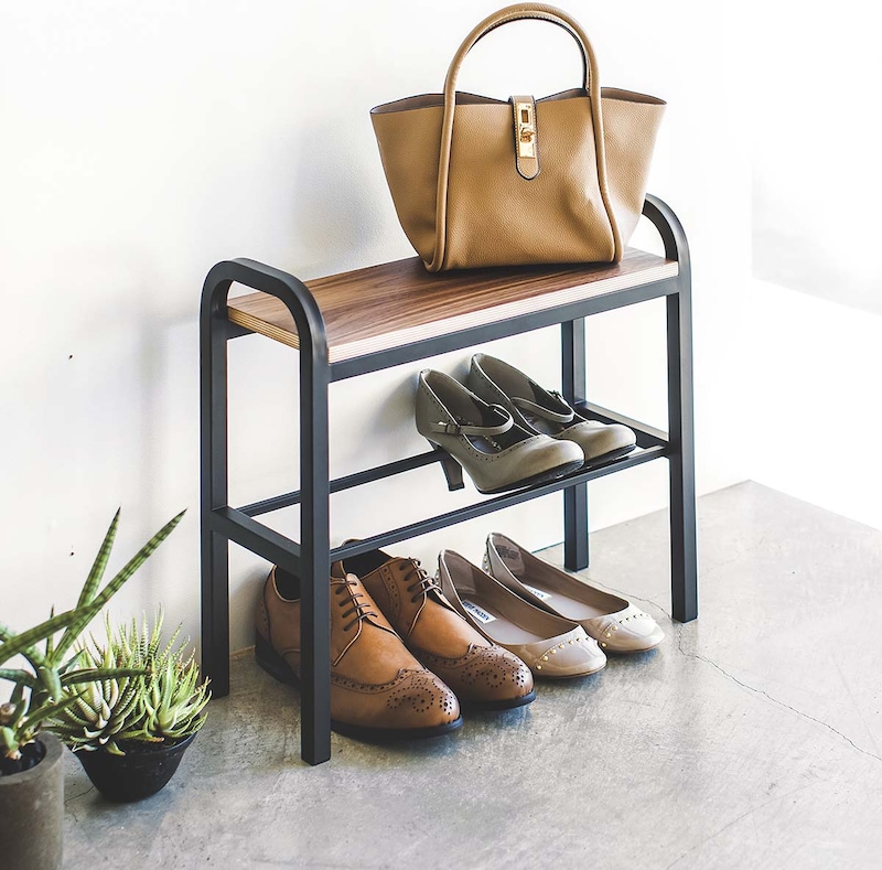 Yamazaki Schuhregal mit Ablage schwarz klein platzsparend schmal Metall Schuhablage für 2 Paar Schuhe 48x46x19cm 