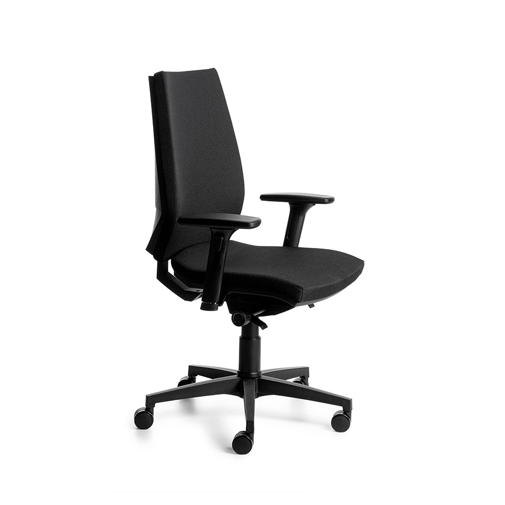 ROCADA, sedia professionale con braccioli regolabili, scocca nera e rivestimento nero. dimensioni 660x660x1180mm