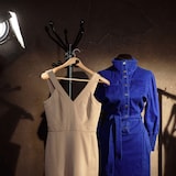 thumbnail of Relaxdays Anzug Kleiderbügel, 5er Set, breite Schulter, 360° drehbarer Haken, mit Hosenstange, Holzkleiderbügel, braun