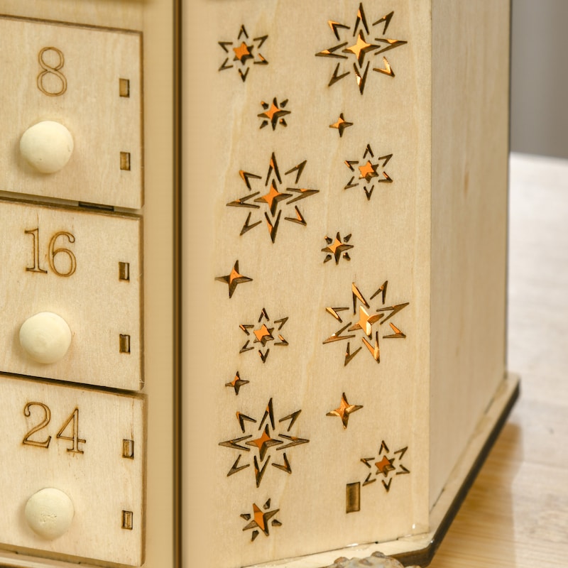 Ein hölzerner Adventskalender mit Sternen.