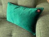 Ein beheizbares Kissen auf einem Sofa.