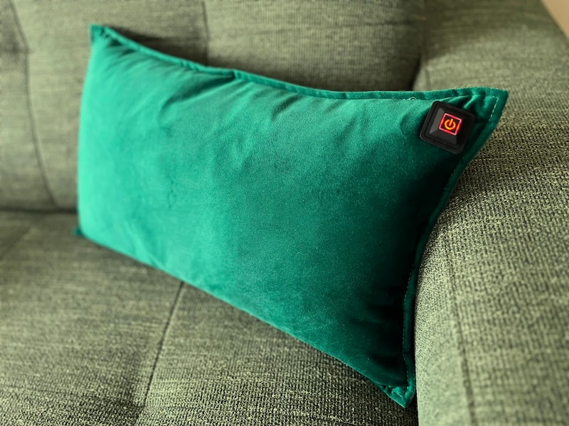 Ein beheizbares Kissen auf einem Sofa.