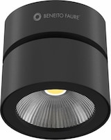 Eine schwarze Deckenleuchte mit geripptem Reflektor.