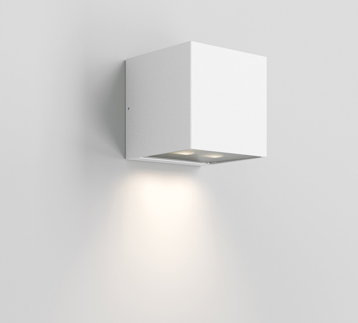 Asymmetrische 2-flammige LED-Wandleuchte IP54, weißes Aluminium, 10,5W 3000K, gerichtete Optik für moderne architektonische Außenbeleuchtung.