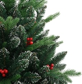 Ein künstlicher Weihnachtsbaum mit Beeren.