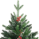 Ein künstlicher Weihnachtsbaum mit roten Beeren.