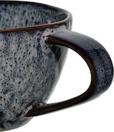 Eine Nahaufnahme einer Tasse mit einem Griff.