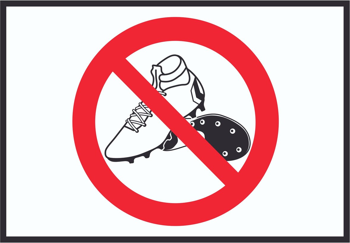 Betreten mit Fussballschuhen verboten! Symbol Schild A4 Rückseite selbstklebend