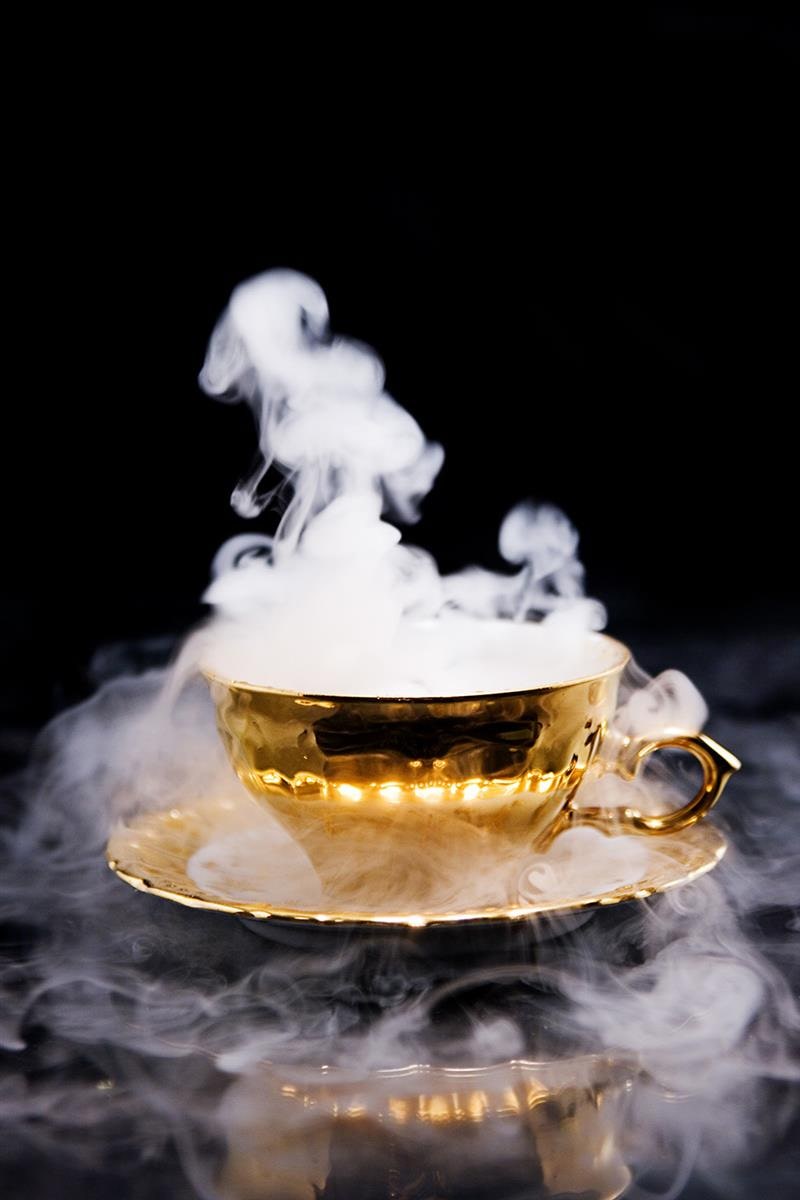 Ein goldener Becher mit Dampf.
