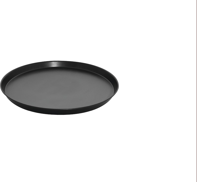 Eine schwarze Pizzapfanne.