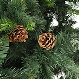 Zwei Tannenzapfen auf einem Weihnachtsbaum.