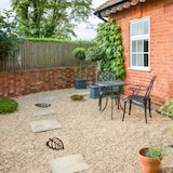 thumbnail of Relaxdays Trittstein Garten, Blatt-Design, Gusseisen, Trittplatte für Rasen & Beet, 26 x 32 cm, Trittsteinplatte, braun