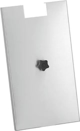 Uma placa de metal prateada com um botão preto.