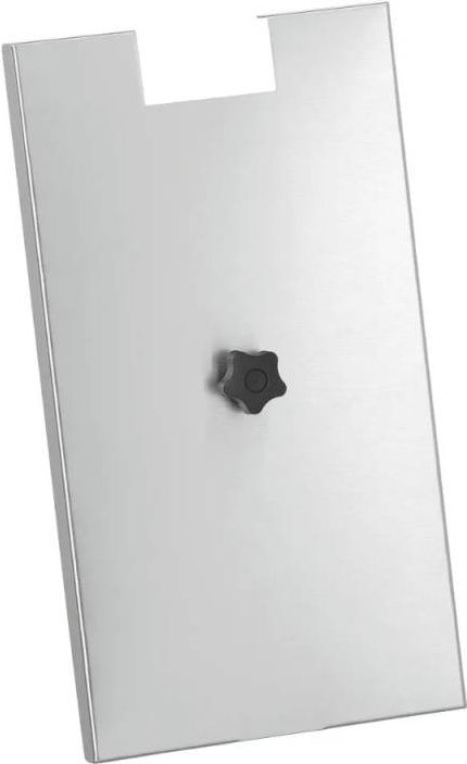Uma placa de metal prateada com um botão preto.