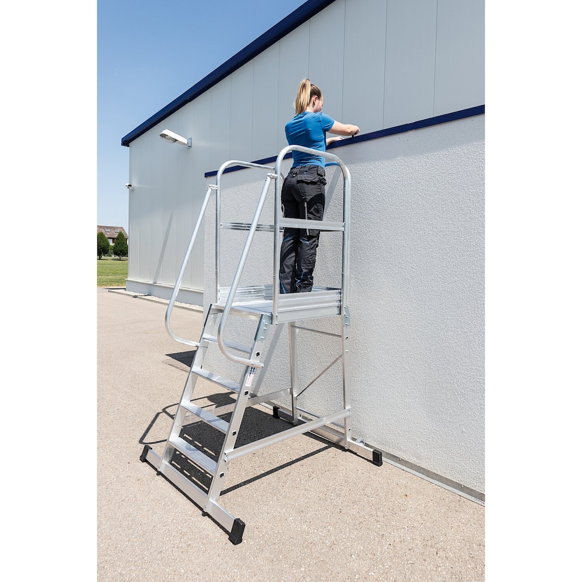 PROREGAL Plattformleiter mit geräumiger Plattform und Rollen | 5 Stufen | inkl. beidseitigem Handlauf | Aluminium