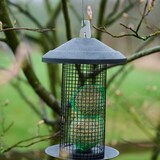 thumbnail of Futterspender 22 cm, Gehäuse und Dach aus Stahl pulverbeschichtet in black matt, Aufhänger aus Stahl pulverbeschichtet in silber