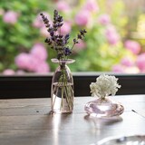 thumbnail of Vaso artesanal com flor em vidro borossilicato soprado à mão, cor rosa, capacidade 19cl, design decorativo elegante para uso interno e externo.