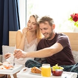 thumbnail of Relaxdays Betttablett Bambus, klappbar, mit Griffen, erhöhter Rand, zum Frühstücken & Servieren, HBT 22x61,5x30cm, weiß