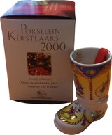 Ein Porzellan-Stiefel-Weihnachtsornament.