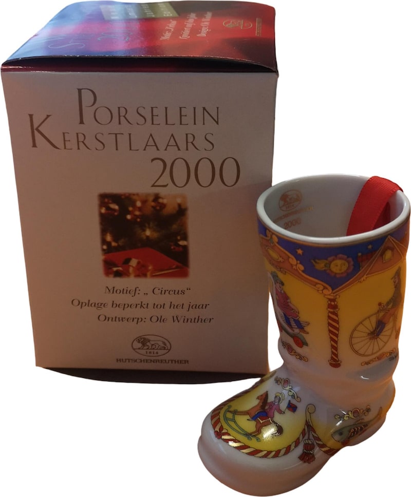 Ein Porzellan-Stiefel-Weihnachtsornament.