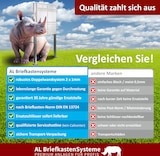 Ein Nashorn steht neben einem Briefkastensystem.