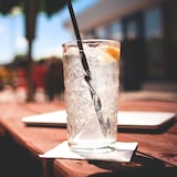 thumbnail of 100x Serviette im Spenderkarton Premium Airlaid weiß 20x20 cm 1/4 -Falz stoffähnlich hochwertig